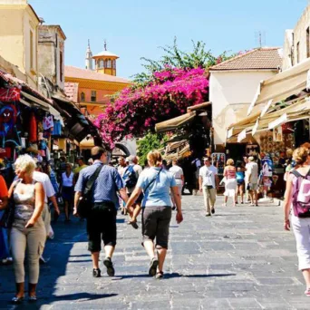 Ελληνικός τουρισμός: Νέα ρεκόρ μετά την πανδημία – Άνοδος 21% στις αφίξεις και 28% στις εισπράξεις