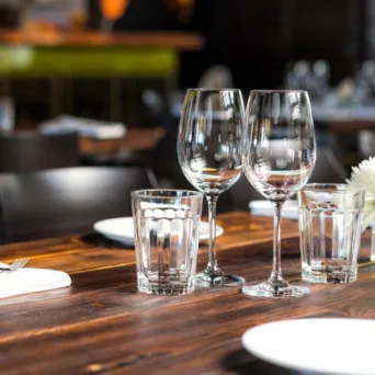 Επιθέσεις στην Ερυθρά Θάλασσα: Φόβοι για σοβαρές επιπτώσεις σε κλάδο εστίασης - εξοπλισμούς επιχειρήσεων