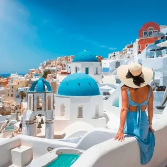 Τουρισμός: Σταθερά πόλος έλξης η Ελλάδα - η πορεία του 2025, εισπράξεις και Airbnb