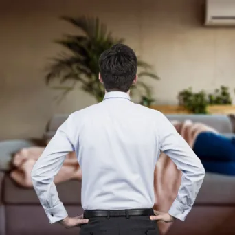 «Το παιδί κοιμάται. Να το ξυπνήσω;»