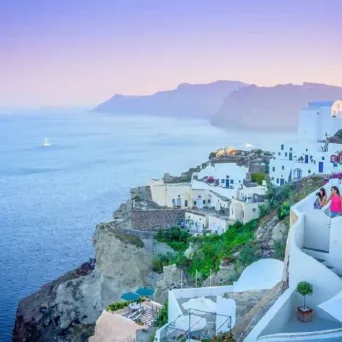 Ο ελληνικός τουρισμός καλείται το καλοκαίρι να υπερβεί πολλά εμπόδια στο επίπεδο των εσόδων