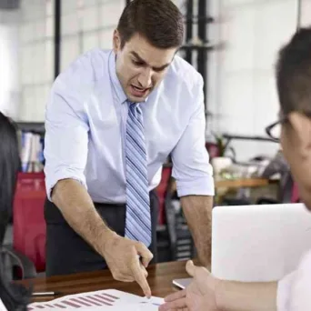 Από Φίλος σε Προϊστάμενος: Η Σιωπηλή Μετάβαση που Κανείς Δεν Σου Εξήγησε