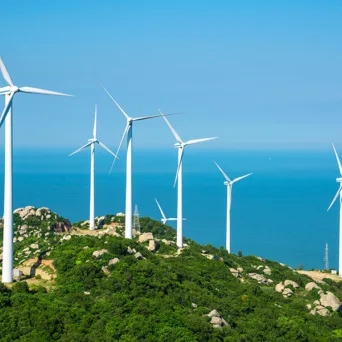 Green Tank: Γιατί η ελληνική αγορά ηλεκτρισμού παραμένει ακριβή;