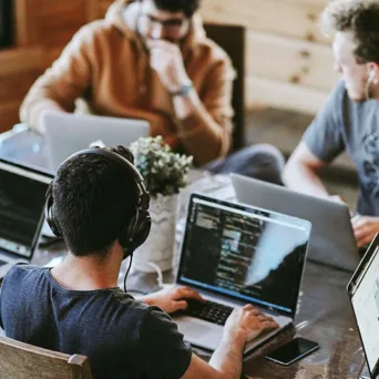 Micro‑credentials & AI: Πώς οι σύντομες σπουδές κερδίζουν τη νέα αγορά εργασίας