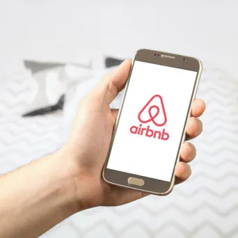 «Ατμομηχανή εσόδων» το Airbnb: Συνεχή ρεκόρ με σταθερά πάνω από 1 εκατ. κλίνες στην Ελλάδα