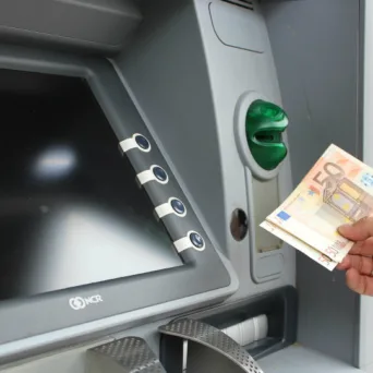 Τα «γκολ και τα φάουλ» των ελληνικών τραπεζών και οι εναλλακτικές επιλογές της φορολόγησης των κερδών τους