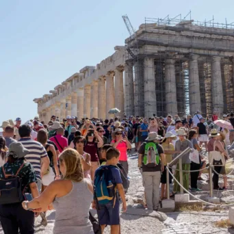 ΙΝΣΕΤΕ: Στα 32,4 δισ. ευρώ διαμορφώθηκε η συμβολή του τουρισμού στο ΑΕΠ το 2025