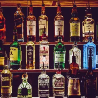 ΙΟΒΕ: 2,1 δισ. ευρώ συνεισφέρει ο κλάδος των αποσταγμάτων στο ΑΕΠ - Στηρίζει 73,4 χιλ. θέσεις εργασίας