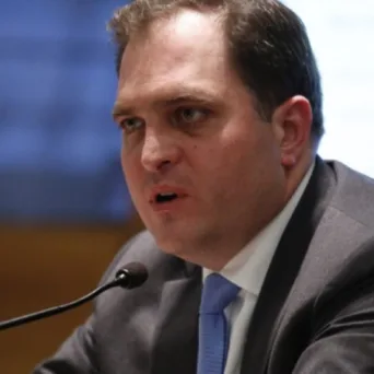 ΥΠΕΘΟΟ - ΑΑΔΕ: Νέες διαδικασίες για τη απόκτηση άδειας επαγγελματία τελωνειακού αντιπροσώπου και εγγραφής στο οικείο Μητρώο