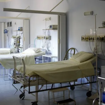 Τα ασφαλιστήρια υγείας, τα δημόσια νοσοκομεία και το θέατρο των πολιτικών ευθυνών