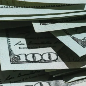 Άλμα του δολαρίου ως νομίσματος ασφαλούς καταφυγίου μετά την ένταση των πολεμικών συγκρούσεων στη Μέση Ανατολή