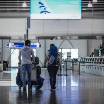 ΟΟΣΑ: Για πρώτη φορά από την κρίση οι επιστροφές Ελλήνων ξεπερνούν τις αναχωρήσεις