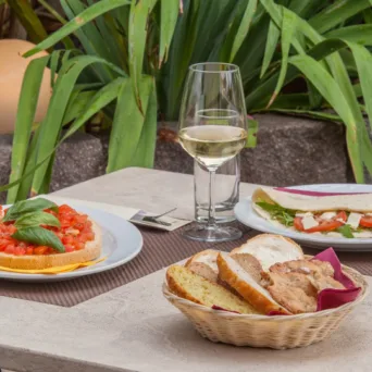 Εστίαση-τρόφιμα-ποτά: Ο κλάδος που δημιουργεί το 10% του ΑΕΠ αργοσβήνει μέσα στην πρέσα του υψηλού λειτουργικού κόστους