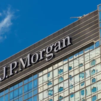 Η JP Morgan διευρύνει την παρουσία της στην Ελλάδα