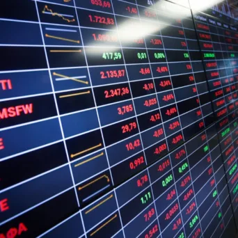 «Στο κόκκινο» τα χρηματιστήρια σε Ευρώπη και Αμερική λόγω της γεωπολιτικής όξυνσης για τη Γροιλανδία