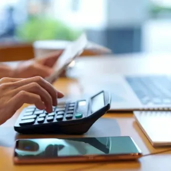 Πρεμιέρα για τις φορολογικές δηλώσεις σήμερα – Οι κωδικοί που μειώνουν τον φόρο και τι ισχύει για τεκμήρια και δαπάνες