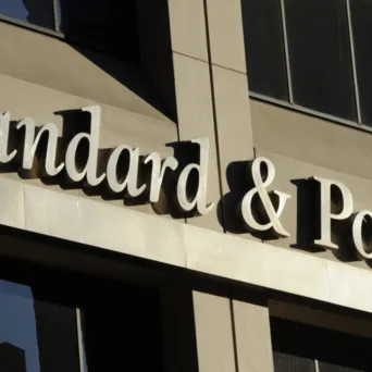 S&P για Ελλάδα: Ο πόλεμος θα μειώσει την ανάπτυξη στο 1,7% - Μείωση χρέους /ΑΕΠ στο 131%