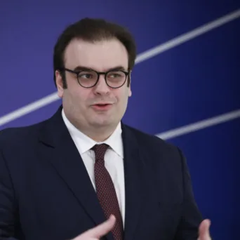 Ανακοίνωση Πιερρακάκη: Αυξάνεται το ακατάσχετο όριο τραπεζικών λογαριασμών στα 1.600 ευρώ