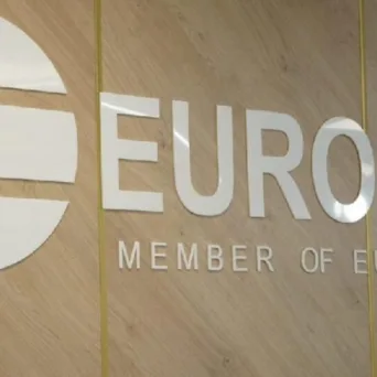 Fitch: Σε θετική αναβάθμισε την προοπτική της Euroins, επιβεβαιώνοντας την αξιολόγηση «BB-»
