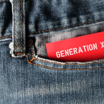 Gen X: Η γενιά «σάντουιτς» που καταναλώνει και φροντίζει - τι κάνουν οι Έλληνες
