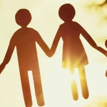 Σε ιστορικά χαμηλά οι γεννήσεις το 2024: Το «μαλθουσιανό μοντέλο» για το δημογραφικό και οι παγίδες της ανάπτυξης