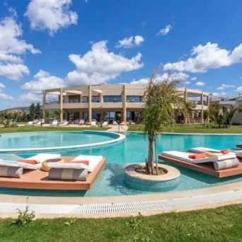 Τουριστικές επιχειρήσεις: «Αγκάθι» για την ανταγωνιστικότητα παραμένει η υπερφορολόγηση