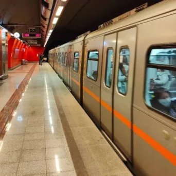 Επί 24ωρη βάση θα λειτουργούν πλέον Μετρό, Τραμ και λεωφορεία κάθε Σάββατο