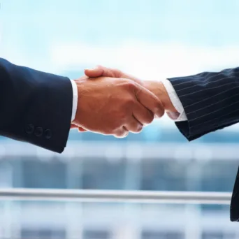 Ο Ραϋμόνδος Αλβανός προσεγγίζει με μεστό τρόπο τις Δημόσιες Σχέσεις σε λίγο παραπάνω από 200 σελίδες