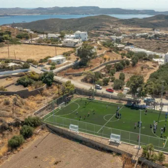 Ένα νέο γήπεδο ποδοσφαίρου στην Τρυπητή Μήλου με τη συμβολή της Invel Real Estate και της PRODEA Investments