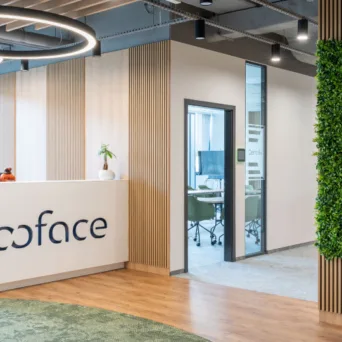 Η ηρεμία μέσα στην καταιγίδα: Ο «χρησμός» της Coface για τους σημερινούς κινδύνους