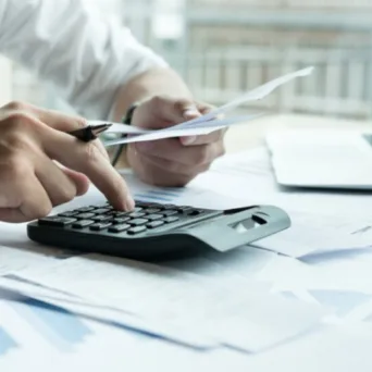 ΟΟΣΑ: Η έμμεση φορολογία στην Ελλάδα φτάνει το 40,7%, επιβαρύνοντας κυρίως τα χαμηλά και μεσαία εισοδηματικά στρώματα