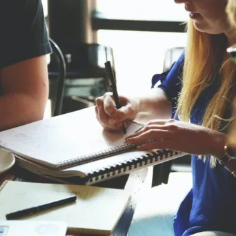 Αφανείς υποψήφιοι: Η σιωπηρή απαξίωση των στελεχών από τις εταιρείες