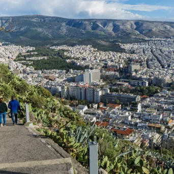 Η Airbnb χρηματοδοτεί τον Δήμο Αθηναίων με στόχο την ανάπλαση του Λόφου του Λυκαβηττού