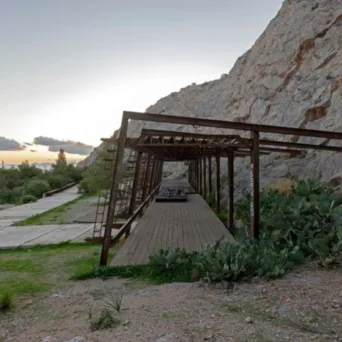 “Athens Dies In Dreams At Sunrise”: H νέα εικαστική εγκατάσταση στον λόφο του Φιλοπάππου