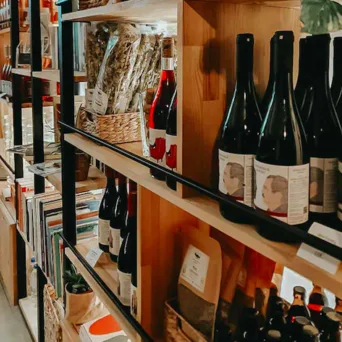 Markatselis: Ένα ολοκαίνουργιο wine shop με δανειστική βιβλιοθήκη στην Ηγουμενίτσα