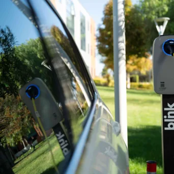 Η Blink Charging Hellas ξεπέρασε τους 320 σταθμούς φόρτισης σε μεγάλες εταιρείες και ομίλους πανελλαδικά