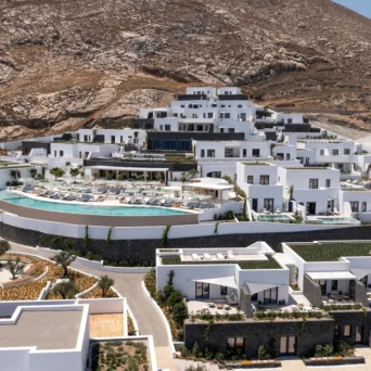 Τα LXR Hotels & Resorts κάνουν το ντεμπούτο τους στην Ελλάδα με το Sandblu Santorini