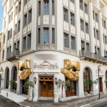 Mε τα μάτια στραμμένα στη ζωή του κέντρου της Αθήνας