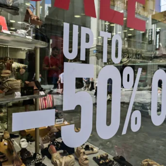 Εμπορικός Σύλλογος Πειραιά: Αναγκαίο να θεσπιστεί ένα σύγχρονο πλαίσιο εκπτώσεων που θα προστατεύει τη βιωσιμότητα των μικρομεσαίων επιχειρήσεων