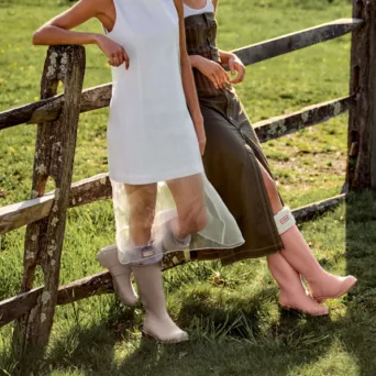 Wellies: Η αδιάβροχη ιστορία της γαλότσας από τη λάσπη ως τη σύγχρονη μόδα