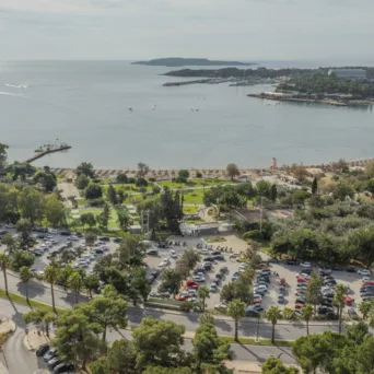 Οι 4 μεγάλοι «παίκτες» που διεκδικούν την Ακτή Βουλιαγμένης