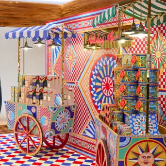 Όταν η Haute Couture φοράει κόκκινα: Τα αστραφτερά χριστουγεννιάτικα design αντικείμενα των μεγάλων οίκων μόδας