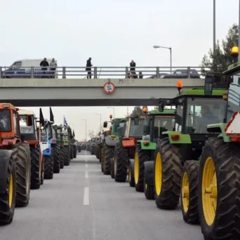 Αλυσιδωτές επιπτώσεις στην αγορά από τα αγροτικά μπλόκα - Έως 45 εκατ. ευρώ ημερησίως το κόστος