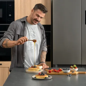 Ο Άκης Πετρετζίκης είναι ο νέος Chef Ambassador της AEG