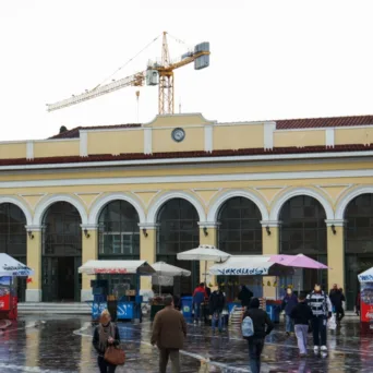 Ο σταθμός Μοναστηράκι αλλάζει όψη - Ξεκινούν τεχνικές παρεμβάσεις στην πρόσοψη του κτηρίου επί της πλατείας