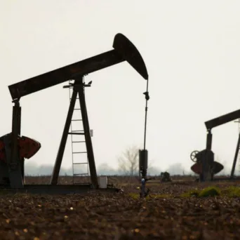 Πτώση 5% στις τιμές του πετρελαίου εν μέσω εξελίξεων στα Στενά του Ορμούζ