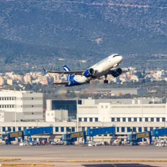 Διεθνής Αερολιμένας Αθηνών: Σε ανοδική τροχιά η επιβατική κίνηση – Στο επίκεντρο η επέκταση