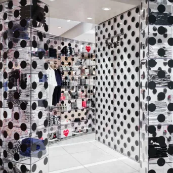 Comme des Garçons: Ένας νέος χώρος στην Αθήνα με κόκκινες καρδιές και ιδιαίτερες ματιές