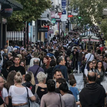 Οι περικοπές των δαπανών, οι προσδοκίες για τα οικονομικά… και το «αγκάθι» της αποταμίευσης