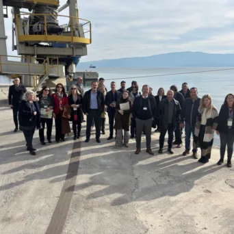 Στελέχη του Κλάδου Οικονομικών και Εμπορικών Υποθέσεων (ΟΕΥ) επισκέφτηκαν τα εργοστάσια των εταιρειών ΜΥΛΟΙ ΣΟΓΙΑΣ Α.Ε. και ΕΛΛΗΝΙΚΑ ΕΚΛΕΚΤΑ ΕΛΑΙΑ Α.Ε.